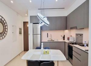 Kuchyň nebo kuchyňský kout v ubytování Grande-5703,2 BHK Down Town, Dubai