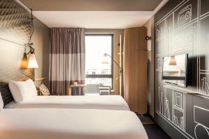 Giường trong phòng chung tại ibis Saint Quentin en Yvelines - Vélodrome