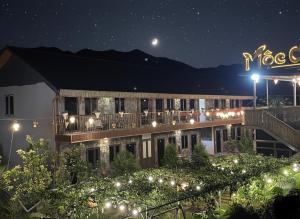 Ein Hotel bei Nacht mit Schild und Lichtern in der Unterkunft Mộc Homestay - Mộc Châu in Mộc Châu + 38 Fotos