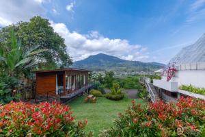 ein kleines Haus mit Blick auf einen Berg in der Unterkunft Alamu Eco Lodge in Bedugul