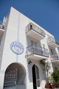 un bâtiment blanc avec un panneau d'hôtel n'importe où dans l'établissement Hotel Amarea - Aeolian Charme, à Canneto