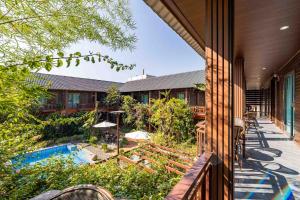 万象Champa Phan Boutique Hotel的一个带游泳池的别墅的阳台