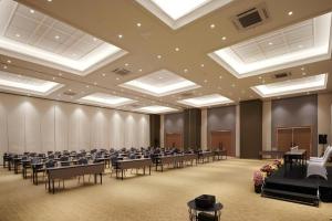 una gran sala con filas de mesas y sillas en Fitra Hotel Majalengka, en Majalengka
