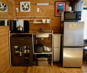 Sakura House サクラハウス 高知駅から車で20分-豊かな自然を味わう山の隠れ家 في كوتشي: مطبخ مع حوض وثلاجة