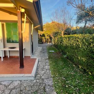 En have udenfor Villa Angiolina + 13 billeder