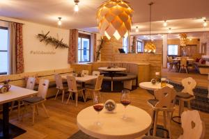Restoran või mõni muu söögikoht majutusasutuses Gaisbock der DorfUrlaub