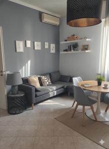 a living room with a couch and a table at Residence Appartamenti Casa Vacanze Abbazia in Pesaro