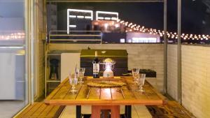 einen Tisch mit einem Mixer und eine Pizza darauf in der Unterkunft Samcheok Migaloo Pool Villa Pension in Samcheok + 2 Fotos