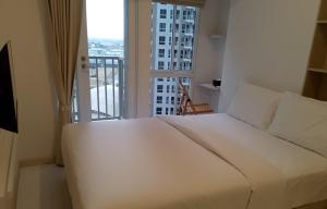 En eller flere senge i et værelse på Apartment Tokyo Riverside PIK 2 By Hobee + 3 billeder