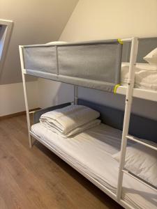 una litera en una habitación con escalera en Holiday home in Bredene space & fun by the sea, en Bredene