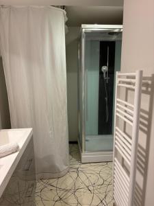 a bathroom with a shower and a sink at Les Glaneuses gîte Entre Amis centre-bourg à 3 min du Puy duFou in Les Épesses