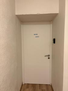 uma porta branca com um sinal numa sala em Les Glaneuses gîte Entre Amis centre-bourg à 3 min du Puy duFou em Les Épesses mais 83 fotografias