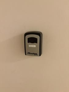 um aparelho preto e branco numa parede em Les Glaneuses gîte Entre Amis centre-bourg à 3 min du Puy duFou em Les Épesses