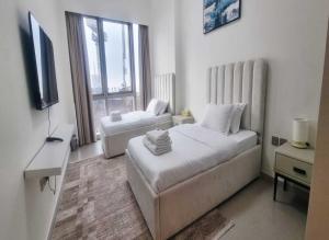 Postel nebo postele na pokoji v ubytování Grande-5703,2 BHK Down Town, Dubai + 18 fotografií