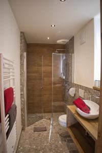 Koupelna v ubytování Hotel Landhaus Tirolerherz + 91 fotografií