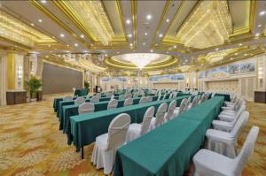 Noble Jasper Hotel Huizhou في هويزو: قاعة احتفالات كبيرة مع طاولات خضراء وكراسي بيضاء +275 صورة