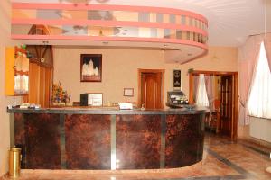 a large kitchen with a large counter top at Hotel Avenida III in Villadangos del Páramo
