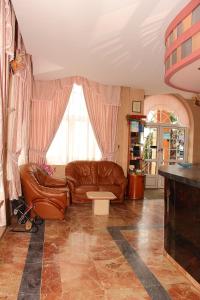 sala de estar con sofá de cuero y ventana en Hotel Avenida III, en Villadangos del Páramo