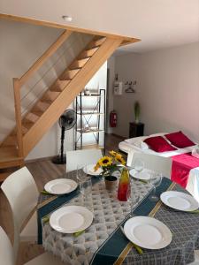 uma sala de jantar com uma mesa e uma cama em Les Glaneuses gîte Entre Amis centre-bourg à 3 min du Puy duFou em Les Épesses