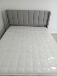 ein Bett auf der Rückseite eines Trucks in der Unterkunft leBoss in Saint-Benoît