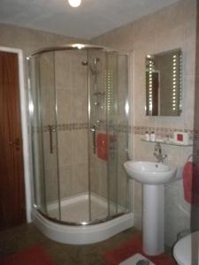 ein Bad mit einer Dusche und einem Waschbecken in der Unterkunft Bridge Hall Apartments in Weston-super-Mare