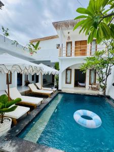een zwembad voor een villa bij Gypsea Rest Villa in Nusa Lembongan