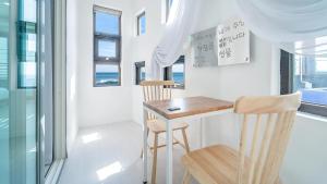 Un pequeño comedor con una mesa y dos sillas. en Gangneung The ciel Spa Pension, en Gangneung