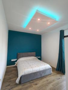 une chambre avec un lit avec un mur bleu dans l'établissement Suite il Sogno, à Francavilla al Mare 29 autres photos