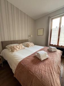 una camera da letto con un letto grande con due asciugamani sopra di Horizon Troyen T11 a Troyes Altre 6 foto