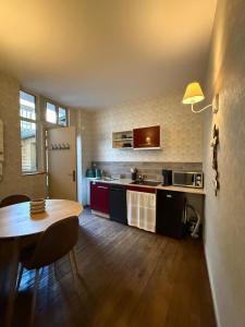 una cucina con tavolo in legno e tavolo e una sala da pranzo di Horizon Troyen T11 a Troyes