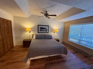 Ένα ή περισσότερα κρεβάτια σε δωμάτιο στο TALISMAN AMAZING VIEWS Walk to Uptown Sleeps 4