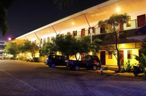 KudusにあるHotel Kings Kudusの建物前の駐車場に駐車した車2台