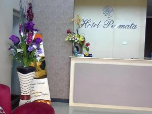 Una floristería con un jarrón de flores en un mostrador. en Permata Hotel, en Gurungsang