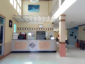 Ban Choeng NoenにあるAmarin Grand Hotelの大きな部屋で、aasteryasteryasteryasteryasteryasteryasteryasteryasteryasteryasteryastery