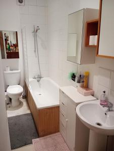 Et badeværelse på Double bed room in London with a bar + 4 billeder