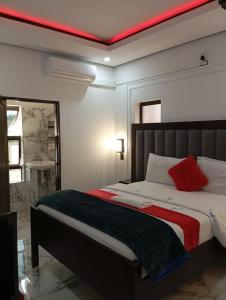 1 dormitorio con 1 cama con luz roja. en Mbuya Express Inn, en Manzini 18 fotos más
