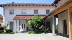 ein weißes Haus mit rotem Dach in der Unterkunft Gasthaus Augenstein in Winzer