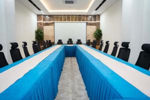 ein Konferenzraum mit einem langen Tisch und Stühlen in der Unterkunft Wlat Hotel in Erbil
