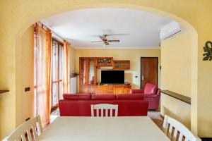 sala de estar con sofá rojo y TV en Vimodrone apartment big garden, en Vimodrone