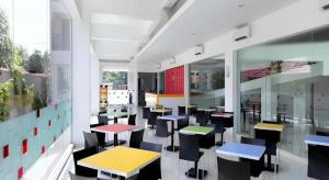 una clase con mesas y sillas en un edificio en Amaris Hotel Palangkaraya, en Palangkaraya