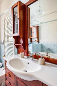 Un baño con lavabo y un espejo grande. en Vimodrone apartment big garden, en Vimodrone 16 fotos más