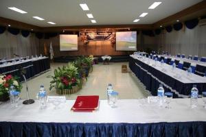 PipuluにあるAthaya Hotel Kendariのカンファレンスルーム(テーブル、ボトル入り飲料水付)