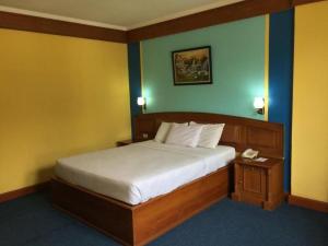 PipuluにあるAthaya Hotel Kendariのベッドルーム1室(ベッド1台、電話付) +197枚の写真