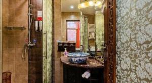 een badkamer met een wastafel en een grote spiegel bij Beijing Double Happiness Courtyard Hotel in Beijing +257 foto's