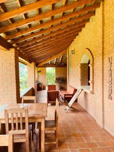 un patio esterno con tavolo e sedie in legno di La Maison Betsileo a Fianarantsoa