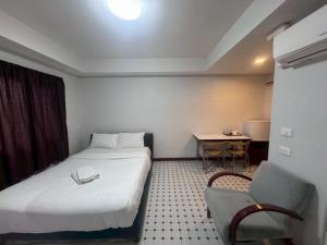 Giường trong phòng chung tại Bangna Suvarnabhumi Guest House