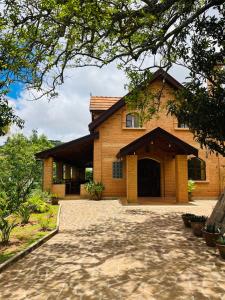 una casa in mattoni con un vialetto di fronte di La Maison Betsileo a Fianarantsoa