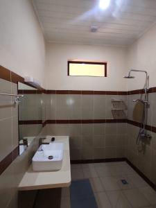 un bagno con lavandino e doccia di La Maison Betsileo a Fianarantsoa Altre 16 foto