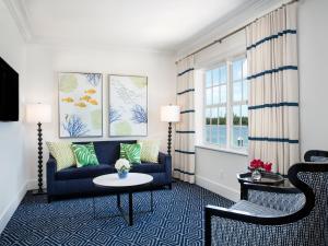 sala de estar con sofá y mesa en Oceans Edge Key West, en Key West