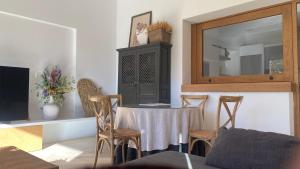 a dining room with a table and chairs and a mirror at Casa Las Fatiguitas al lado de Torrijos y muy cerca de Toledo y de Puy du Fou in Caudilla
